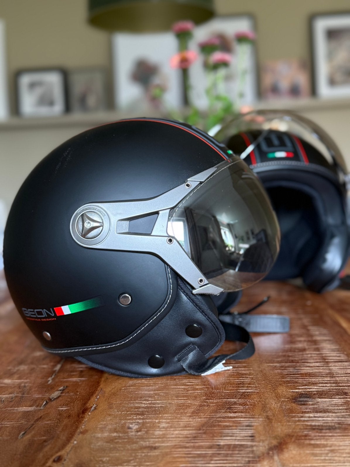 Te koop: 2 nette BEON Design scooter helmen-event.apart, Fietsen en Brommers, Brommerhelmen, Ophalen of Verzenden, Zo goed als nieuw