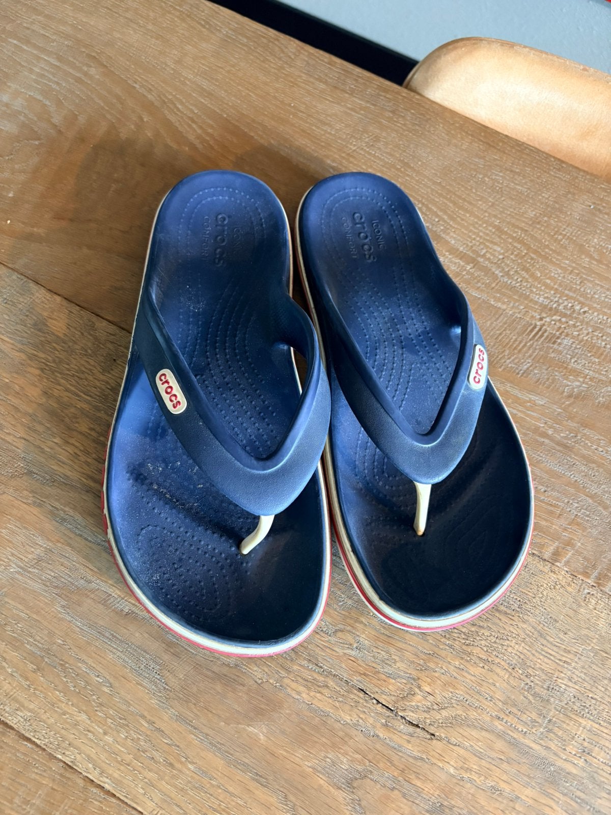 Crocs bayaband teenslipper blauw met rood. Maat 43/44., Kleding | Heren, Ophalen, Zo goed als nieuw, Blauw