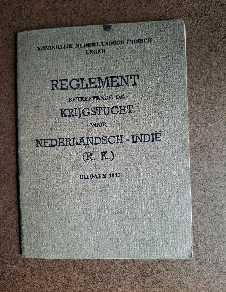 Boekje reglement krijgstucht voor Nederlansch-Indië 1945, Ophalen of Verzenden, Overige soorten, Nederland, Boek of Tijdschrift