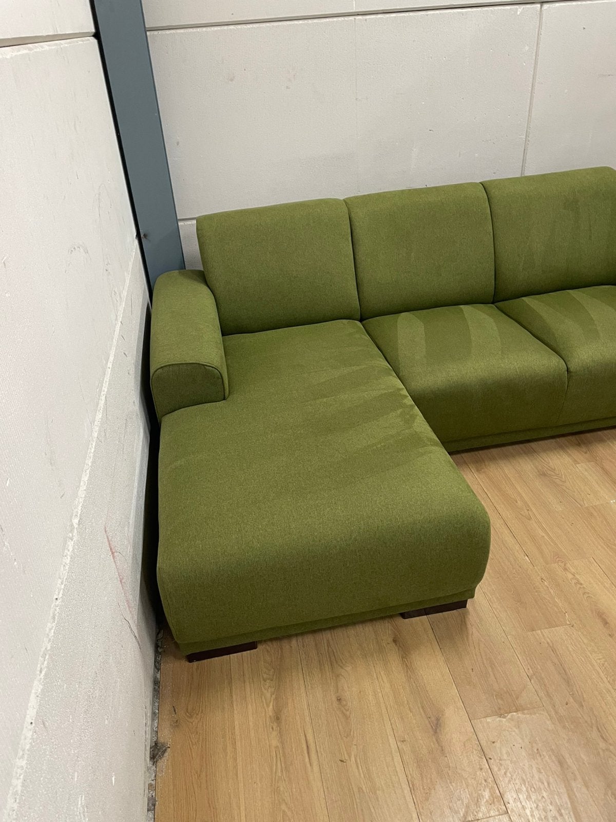 Foto 2 van Mooie luxe suede olijfgroene hoekbank - GEREINIGD!!!