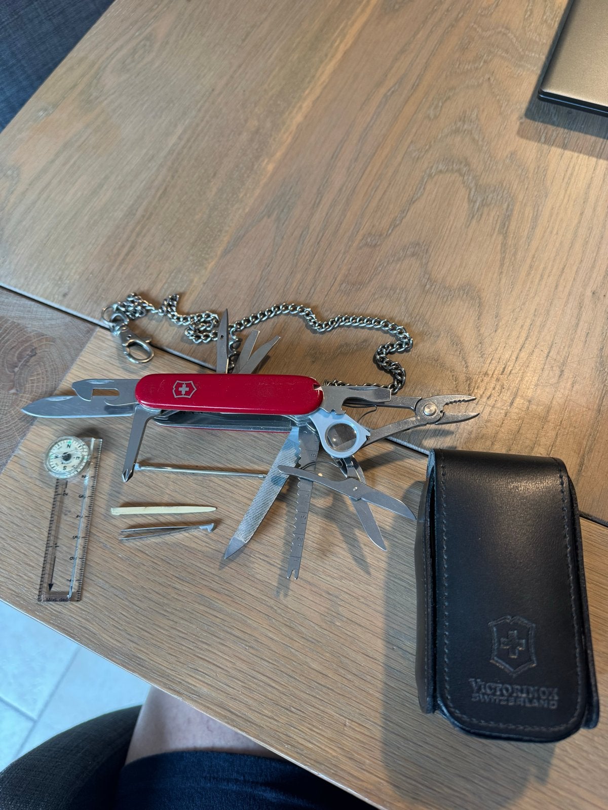 Victorinox Zwitsers zakmes met lederen hoes, Ophalen of Verzenden, Gebruikt