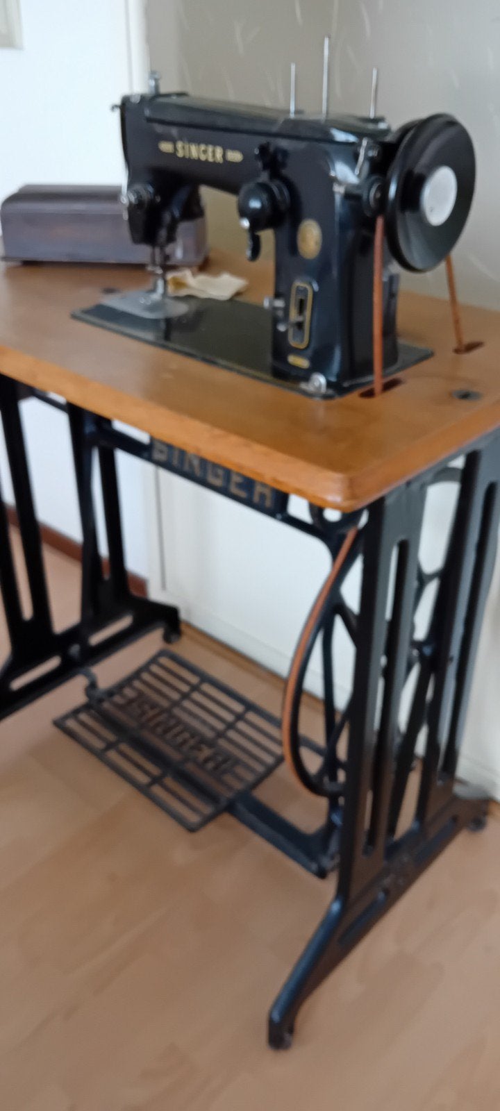 Antieke Singer Naaimachine met Tafel en Accessoires, Antiek en Kunst, Antiek | Naaimachines, Ophalen