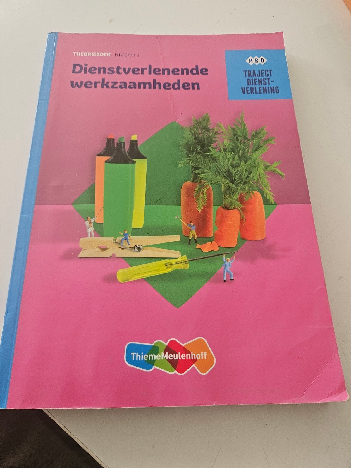 Dienstverlenende werkzaamheden MBO Traject Dienstverlening, Overige vakken, Ophalen of Verzenden, Zo goed als nieuw, Onbekend