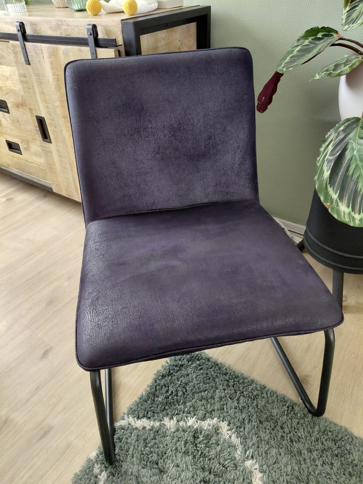 Zwarte fauteuil met metalen poten, Ophalen, 75 tot 100 cm, 50 tot 75 cm