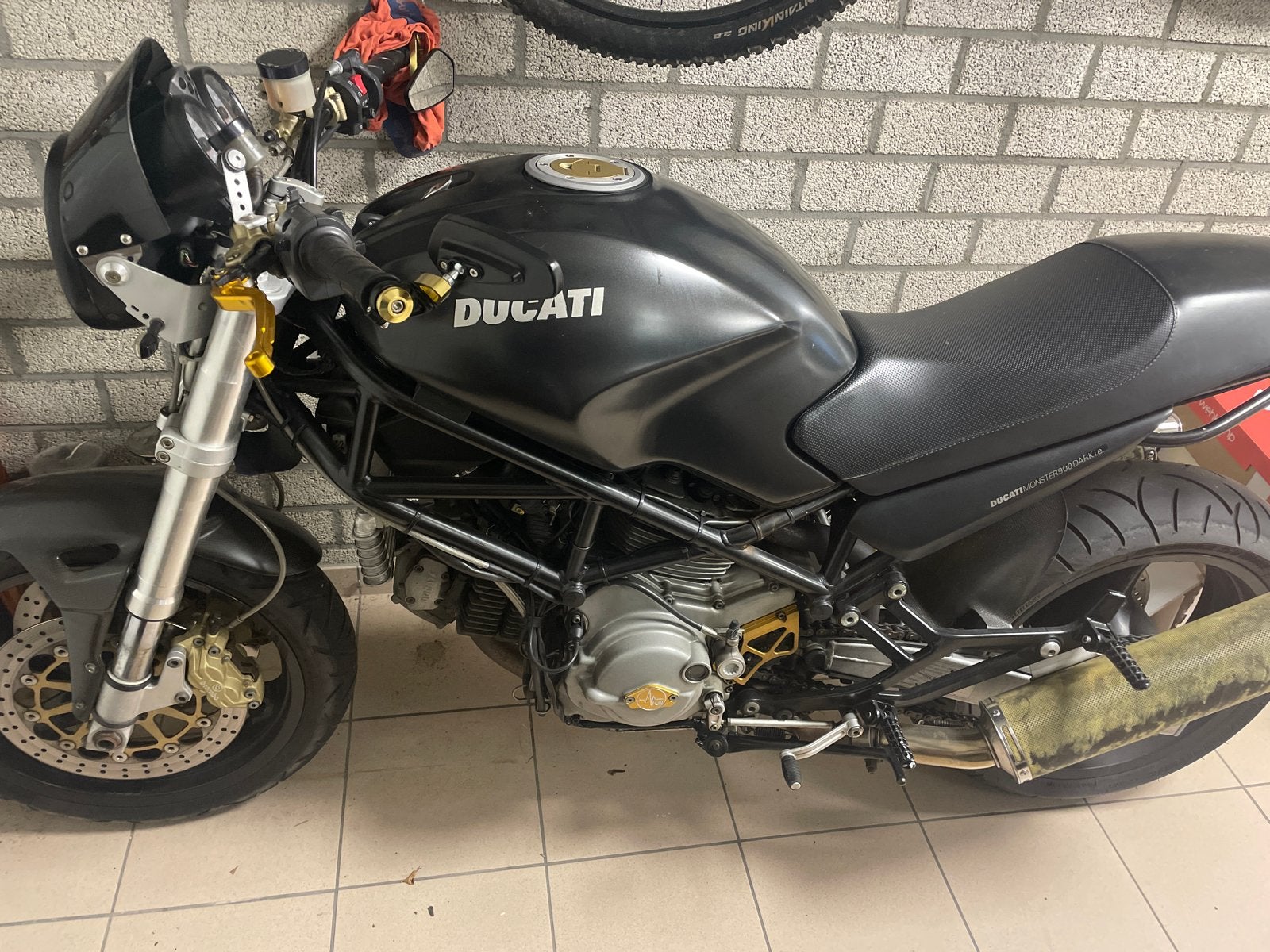 Ducati Monster 900 Dark - Naked Bike Special edition, Motoren, Motoren | Ducati, 2 cilinders, Motorrijbewijs A, Gebruikt, Particulier