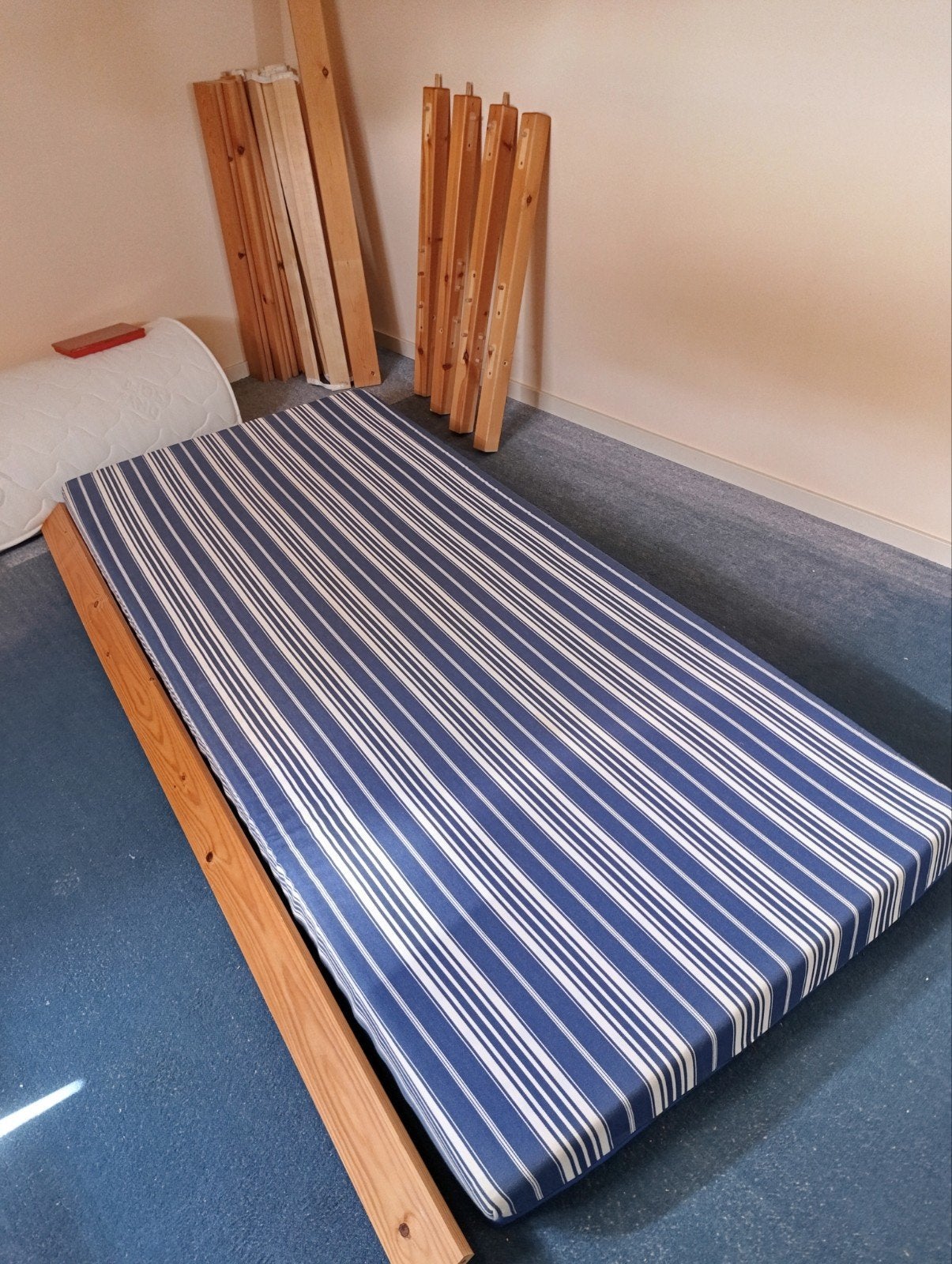 Bed 90x200 met Bos Anti-Decubitus matras, Ophalen, Gebruikt, 90 cm, Eenpersoons