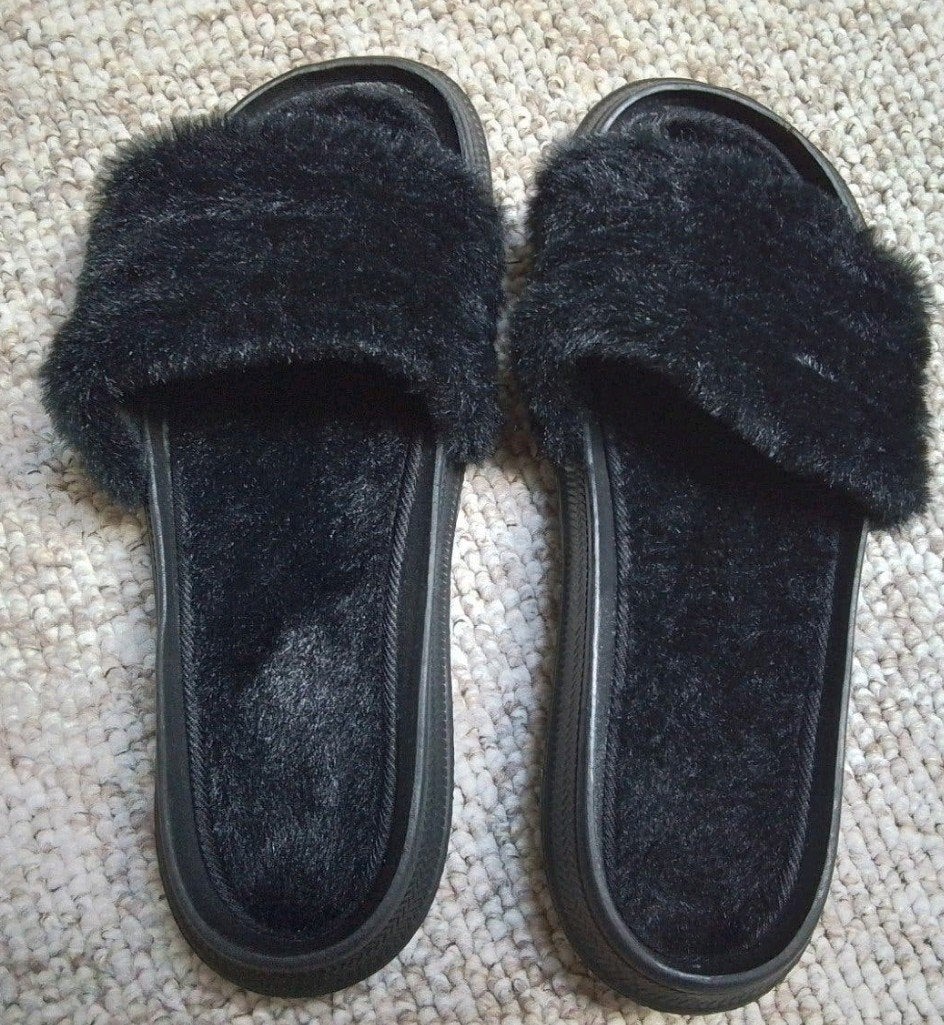 Nieuwe zwarte pluche slippers maat 38/39, Kleding | Dames, Zwart, Nieuw, Ophalen, Slippers