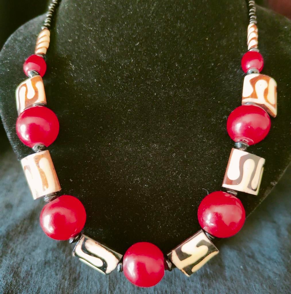 Keniaanse batik bot ketting met rode en zwarte kralen, Ophalen of Verzenden, Zo goed als nieuw, Zwart, Overige materialen