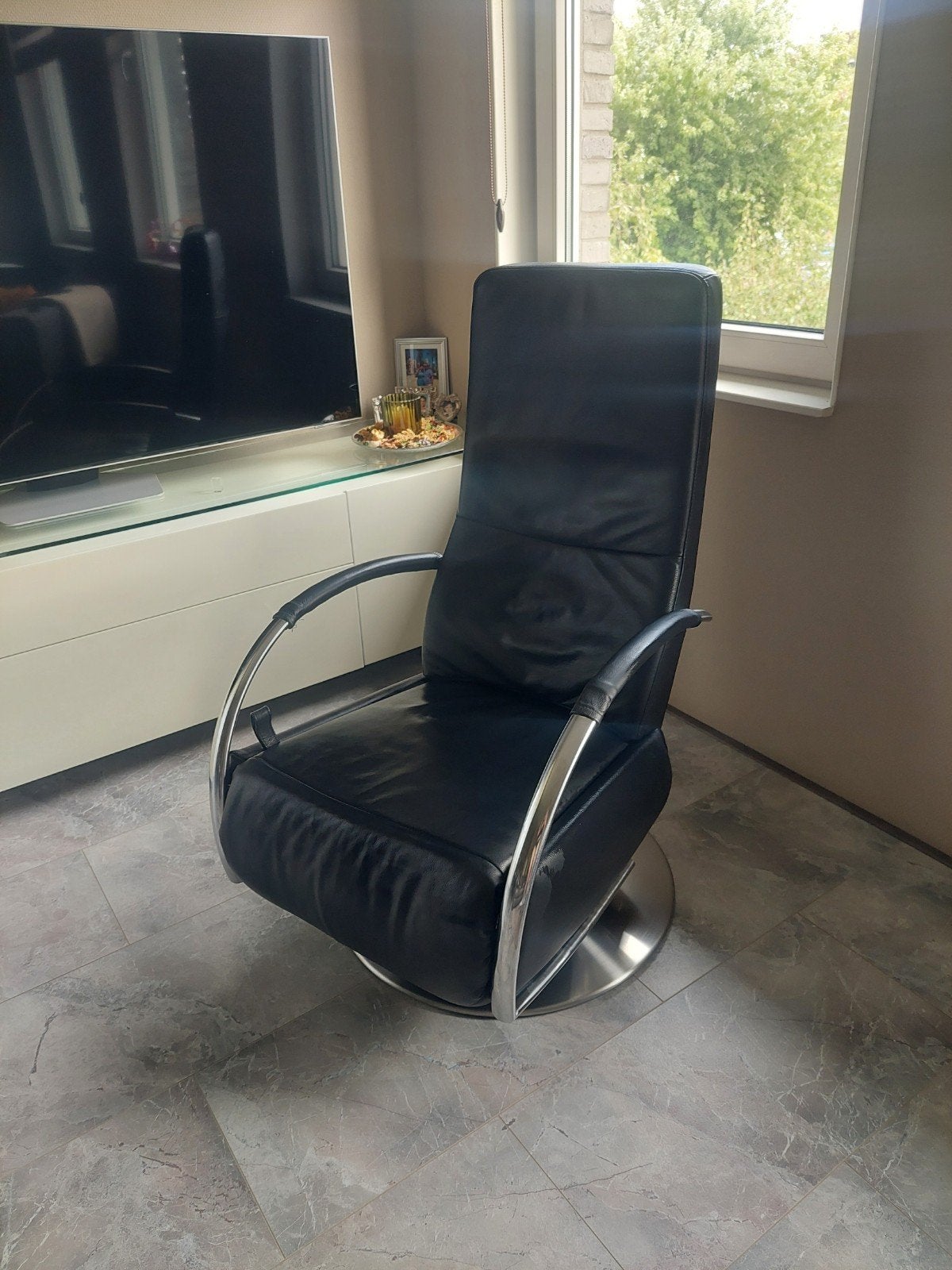 Luxe Zwarte Leren Relaxfauteuil met Chroom Onderstel, Huis en Inrichting, Ophalen, Zo goed als nieuw, Modern, 50 tot 75 cm