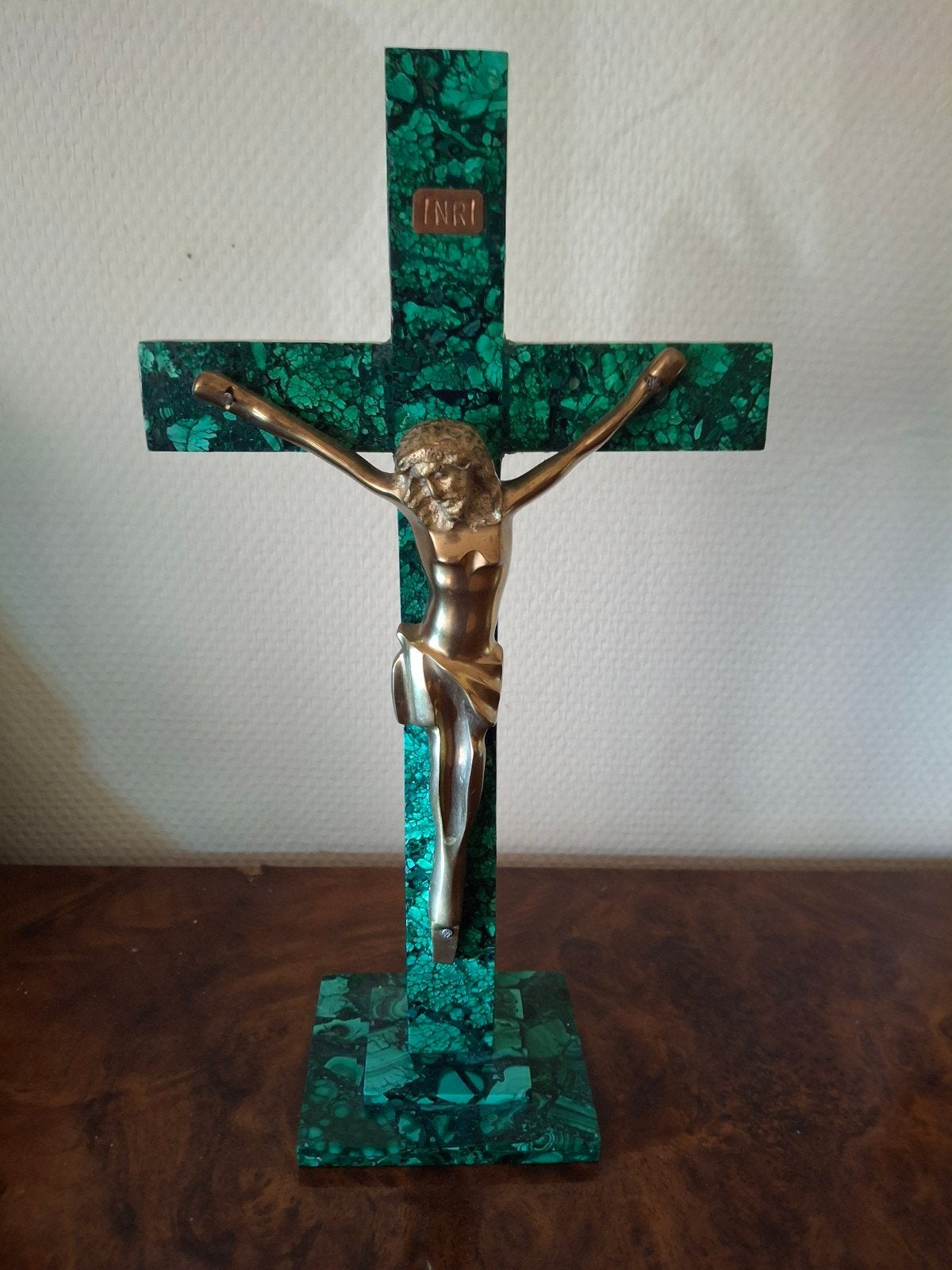 Kruisbeeld met Christusfiguur van goud verguld bronsbrons op, Ophalen of Verzenden