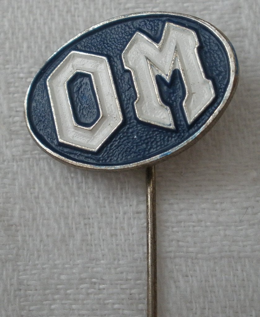 Oud speldje Logo OM  Officine Meccaniche, Ophalen of Verzenden, Gebruikt, Overige onderwerpen, Speldje of Pin