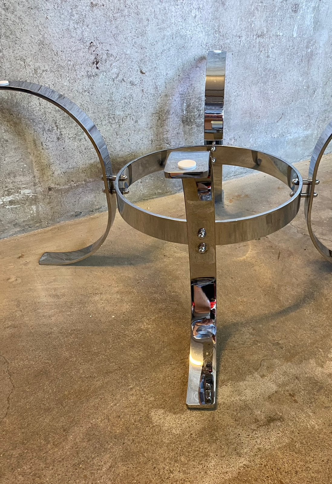 Space Age rond salontafel met rookglas blad en chromen frame, Huis en Inrichting, Tafels | Salontafels, Space Age, Gebruikt, Ophalen of Verzenden