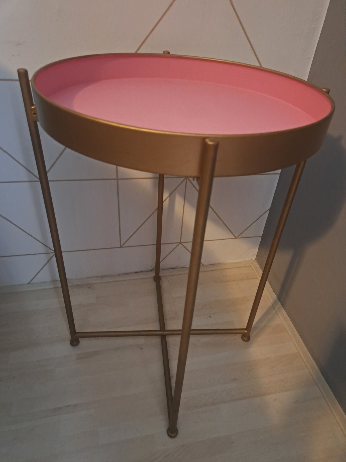 Roze bijzettafel met messing/bronzen onderstel, Huis en Inrichting, Tafels | Bijzettafels, Ophalen, Minder dan 55 cm, Gebruikt