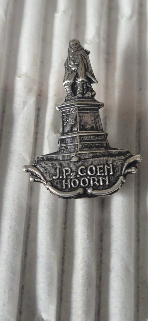 Speldje J P Koen Hoorn, Verzamelen, Speldjes, Pins en Buttons, Ophalen of Verzenden