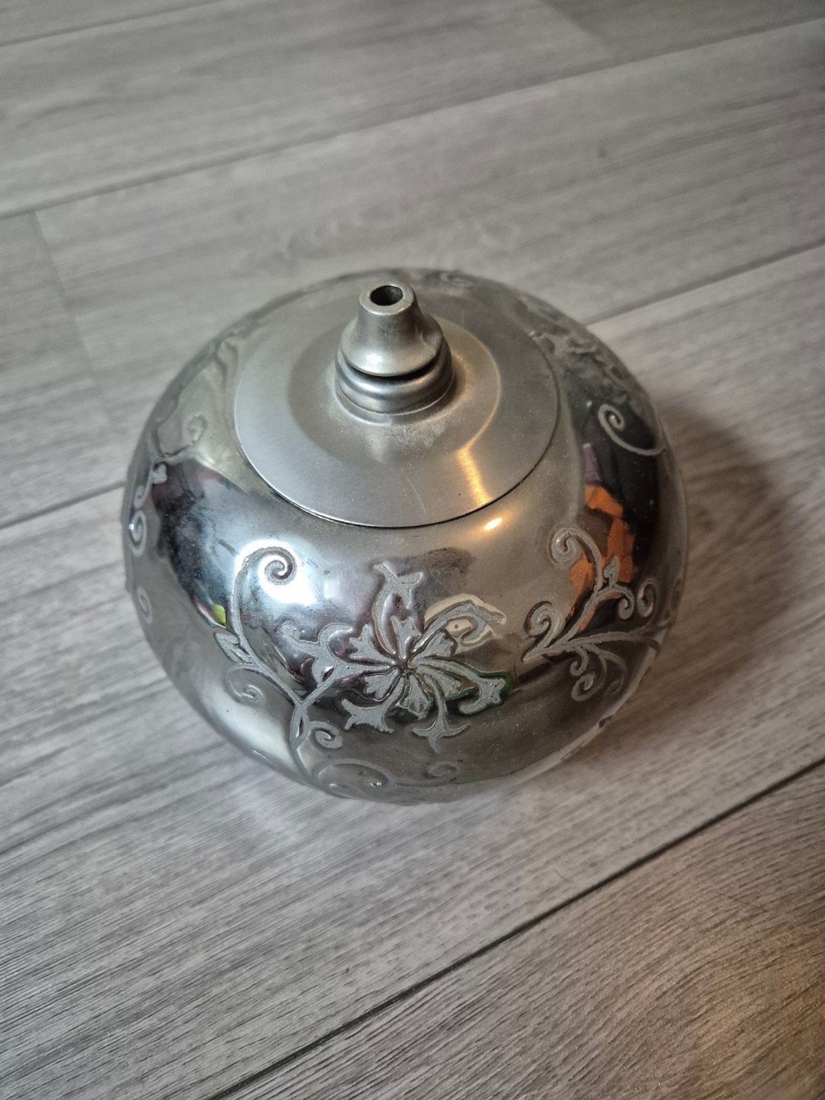 Decoratieve zilverkleurige olielamp met bloemmotief, Ophalen of Verzenden