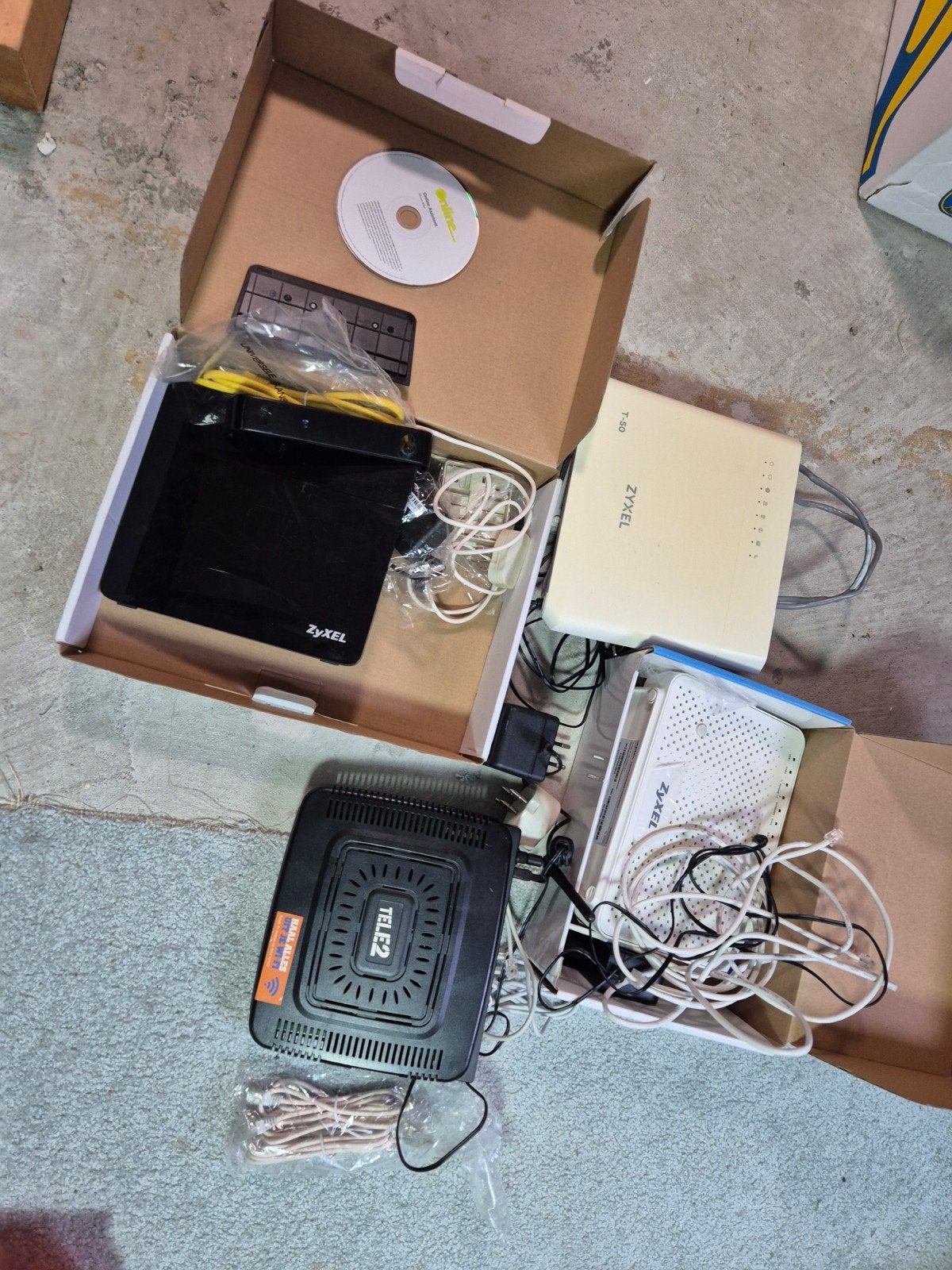 Partij Zyxel en Tele2 routers/modems, Ophalen of Verzenden, Gebruikt, Router met modem, Zyxel, Tele2