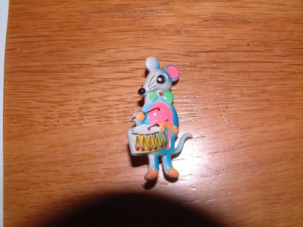 oud broche van muisje muis met trommel, Sieraden, Tassen en Uiterlijk, Ophalen of Verzenden, Gebruikt, Overige materialen