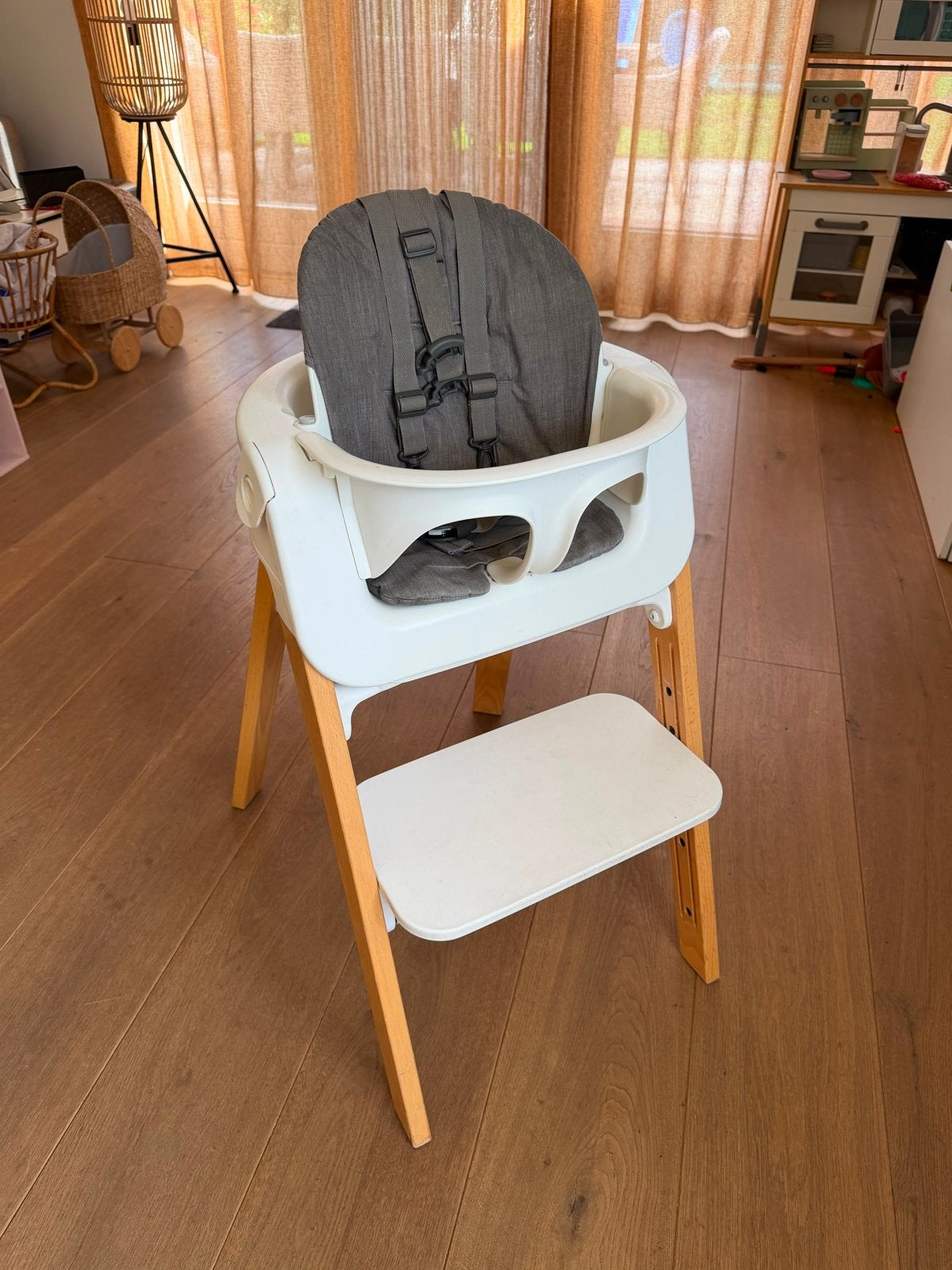 Stokke Steps kinderstoel compleet met accessoires, Ophalen of Verzenden, Gebruikt, Meegroeistoel, Afneembaar eetblad