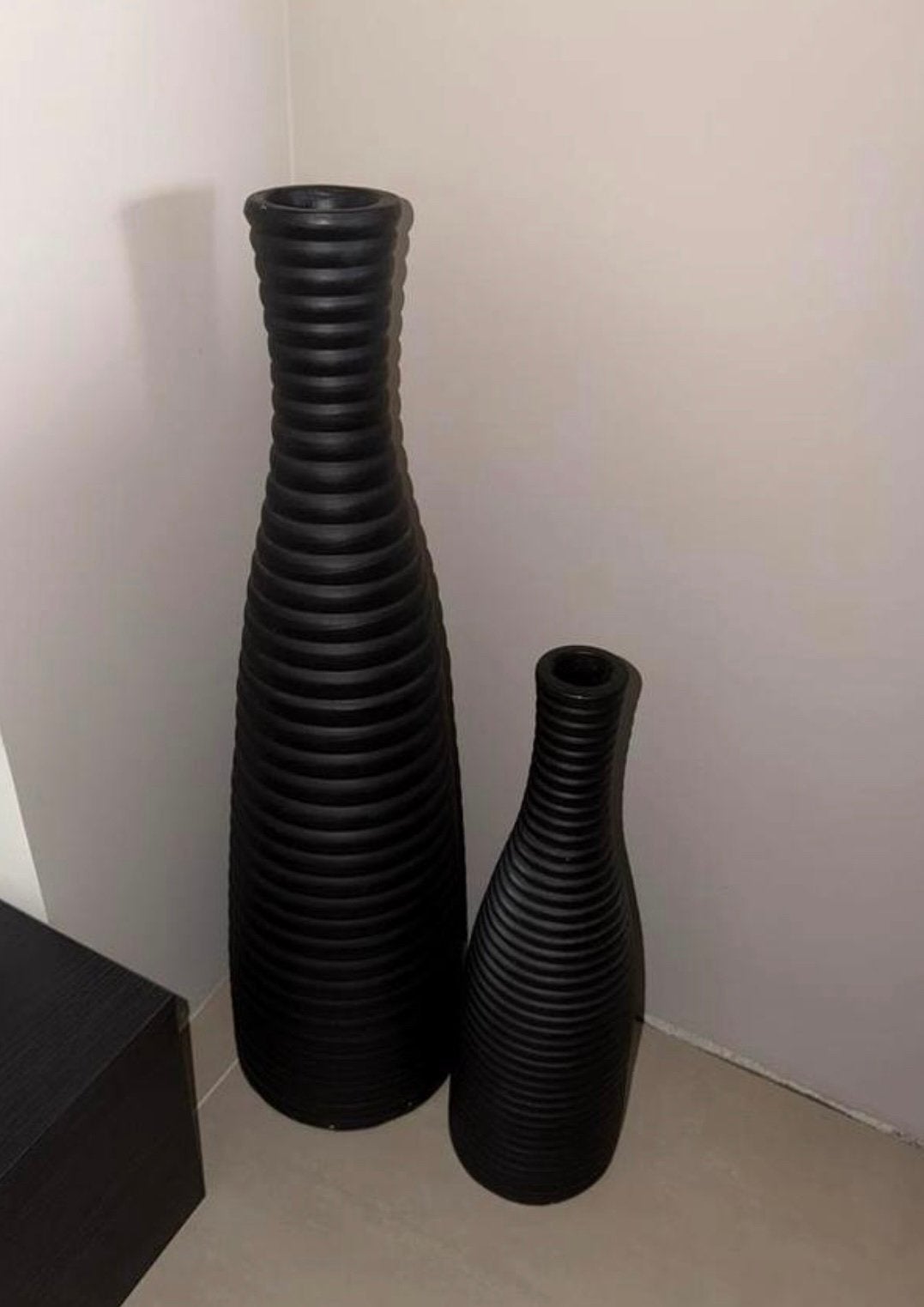 Twee zwarte ribbelvazen van ikea, Huis en Inrichting, Woonaccessoires | Vazen, Ophalen, 50 tot 75 cm, Zwart, Glas