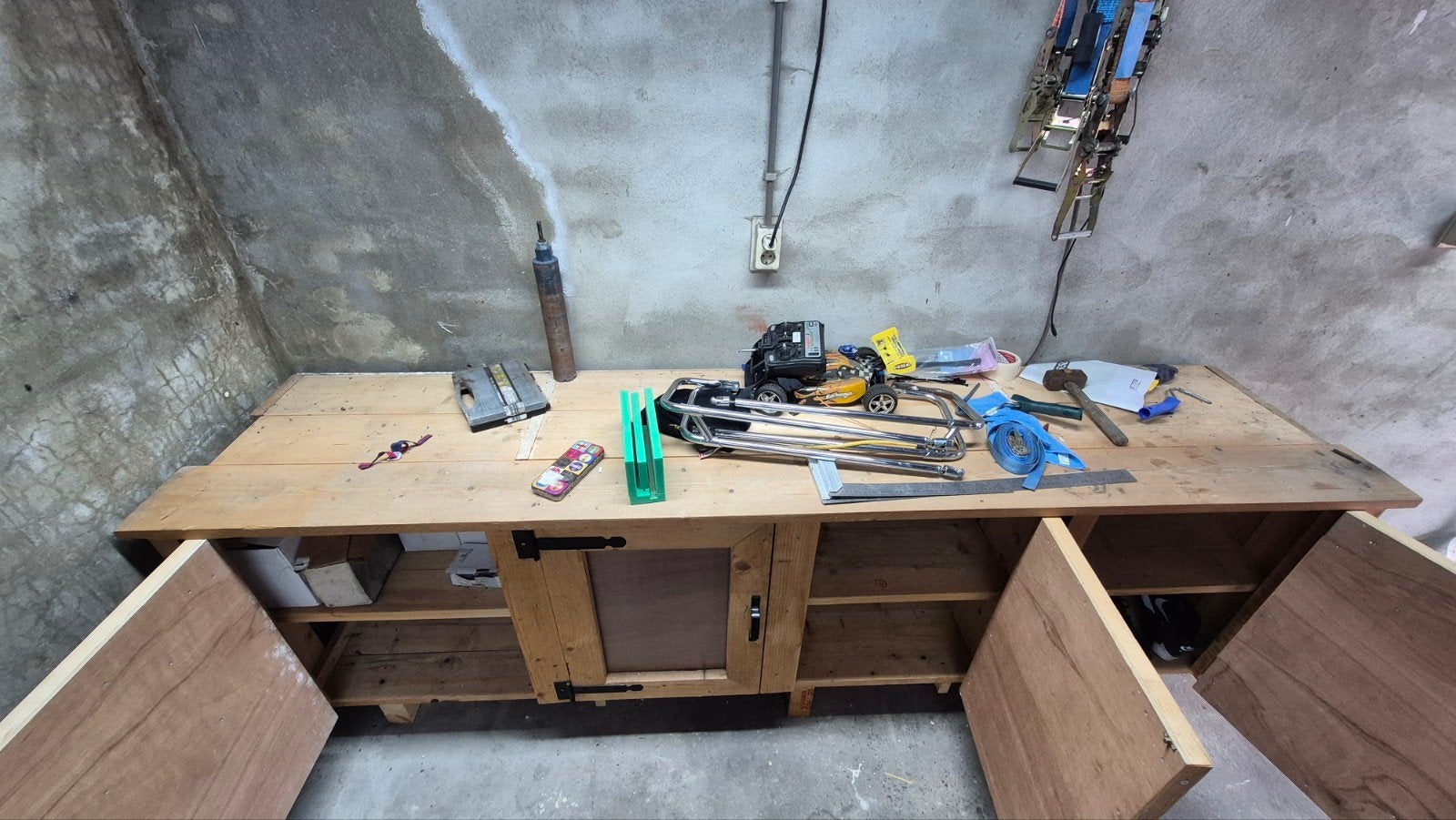 Kast voor in garage of schuur., Ophalen