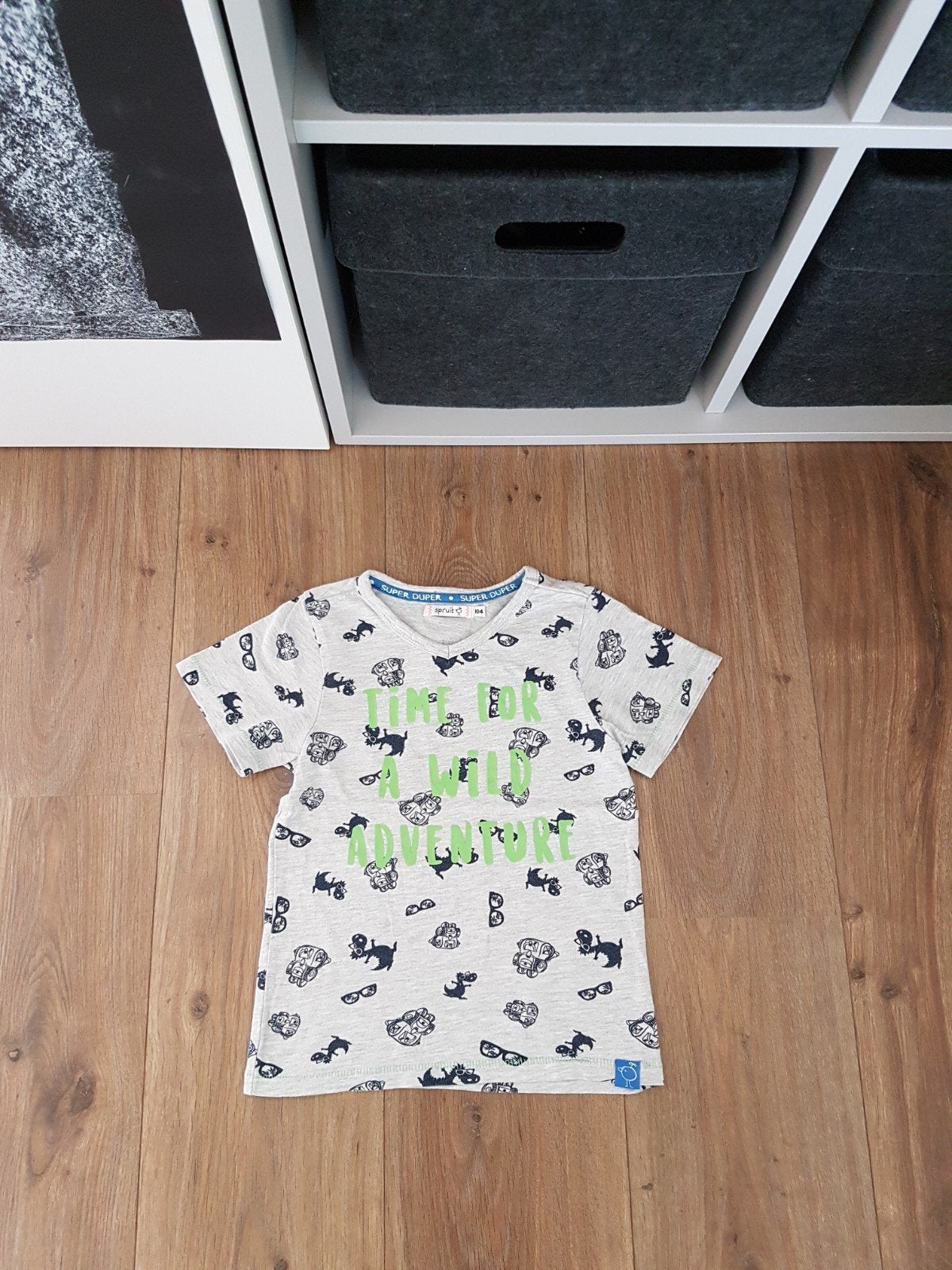 2=1 Spruit T-shirt met dino print - Maat 104, Ophalen of Verzenden, Zo goed als nieuw, Shirt of Longsleeve, Jongen