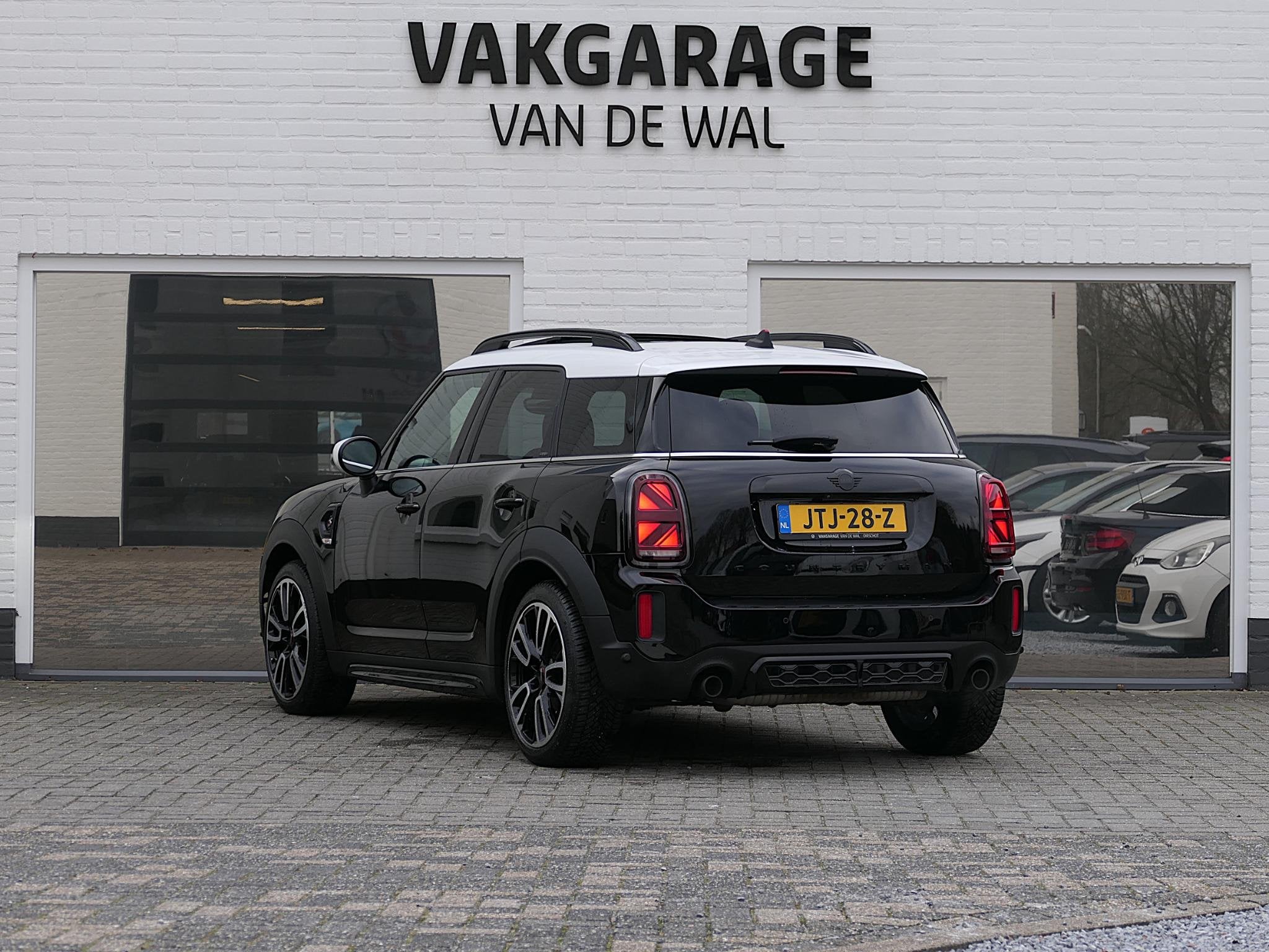 MINI Countryman 2.0 Cooper S ALL4 John Cooper Works | Panora, Automaat, 1998 cc, Zwart, 1545 kg