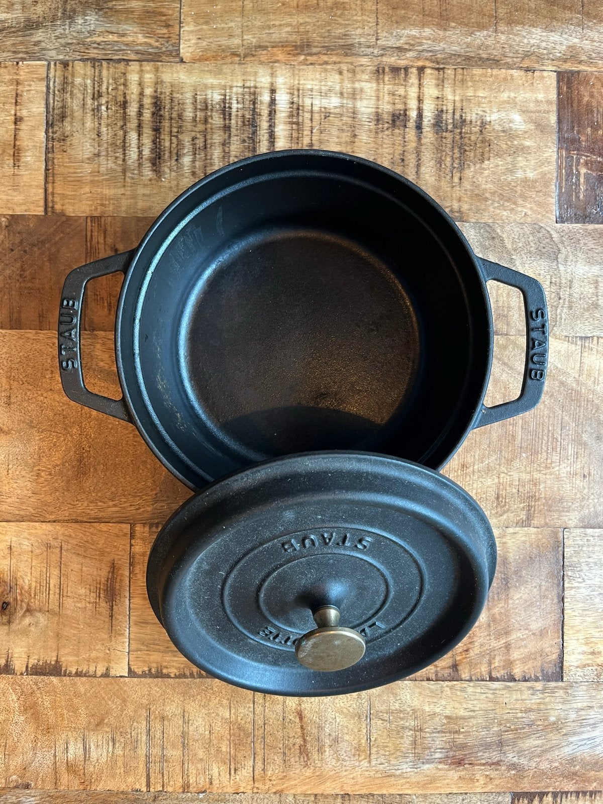 Staub Gietijzeren Braadpan - Zwart - 20 cm, Huis en Inrichting, Keuken | Potten en Pannen, Met deksel, Ophalen of Verzenden, Zo goed als nieuw