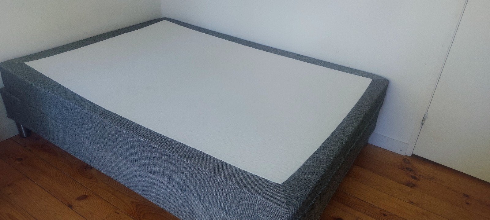 2 Comfortabele boxspring bedden 140 x 200 + matrassen, Ophalen, 140 cm, Zo goed als nieuw, Twijfelaar