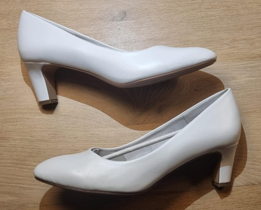 Witte Tamaris pumps - Maat 42 - 1x gedragen op bruiloft, Tamaris, Pumps, Wit, Ophalen of Verzenden