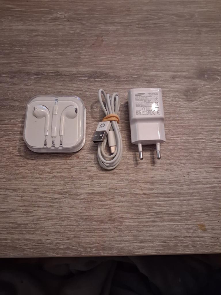 Samsung oplader met kabel en nieuwe oortjes (jack), Telecommunicatie, Mobiele telefoons | Telefoon-opladers, Ophalen of Verzenden