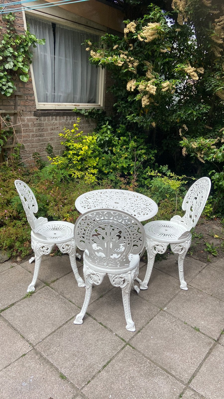 Drie persoons stoel + tafel gietijzeren stoelen wit brocante, Tuin en Terras, Buitenkeukens, Zo goed als nieuw, Ophalen