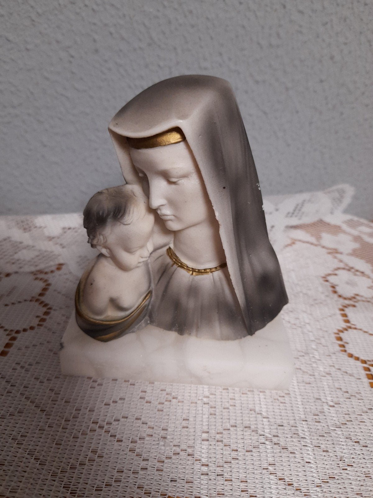 Mooie maria op marmeren plaatje ca 12 cm hoog, Ophalen of Verzenden