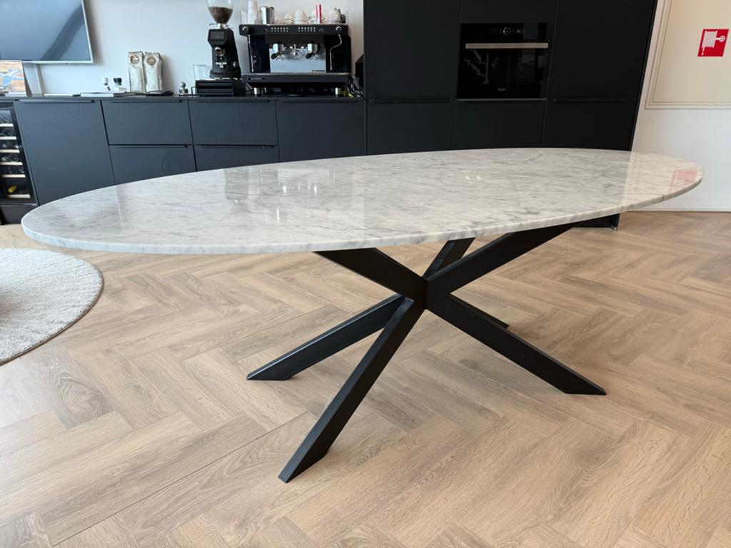 Ovale marmeren tafel met zwart metalen onderstel, Ophalen, Overige materialen, Gebruikt, 100 tot 150 cm