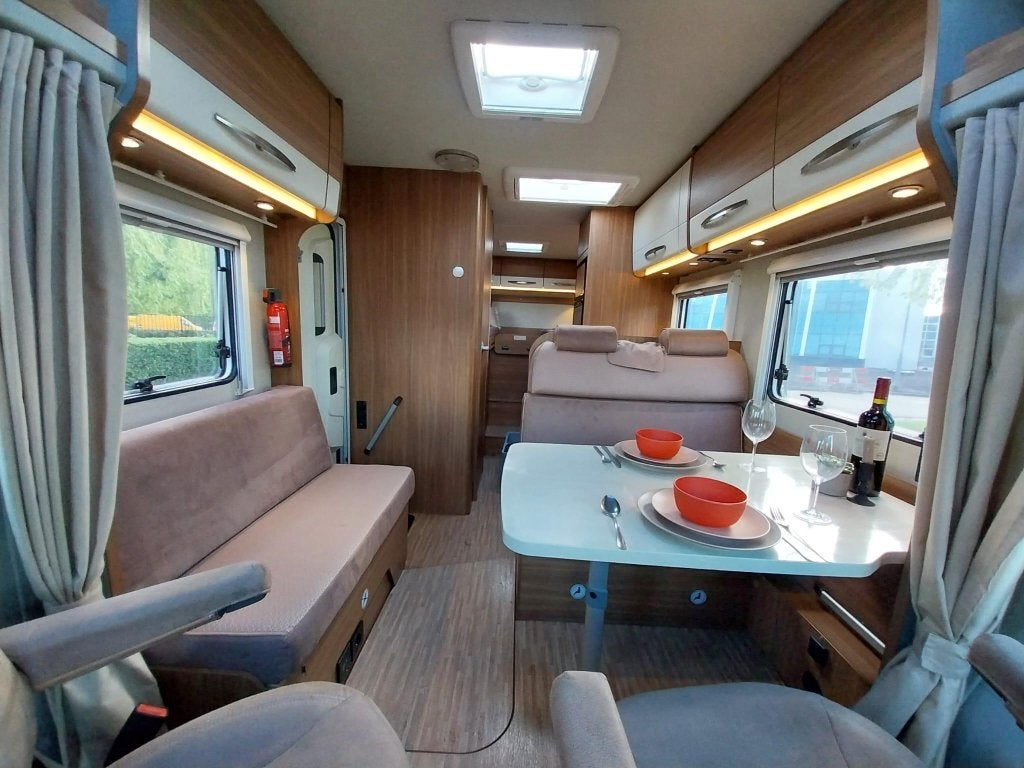 Frisse Carado T448 met enkele bedden, 3x solair en omvormer!, Caravans en Kamperen, Campers, Ringverwarming, Bedrijf, Tot en met 3