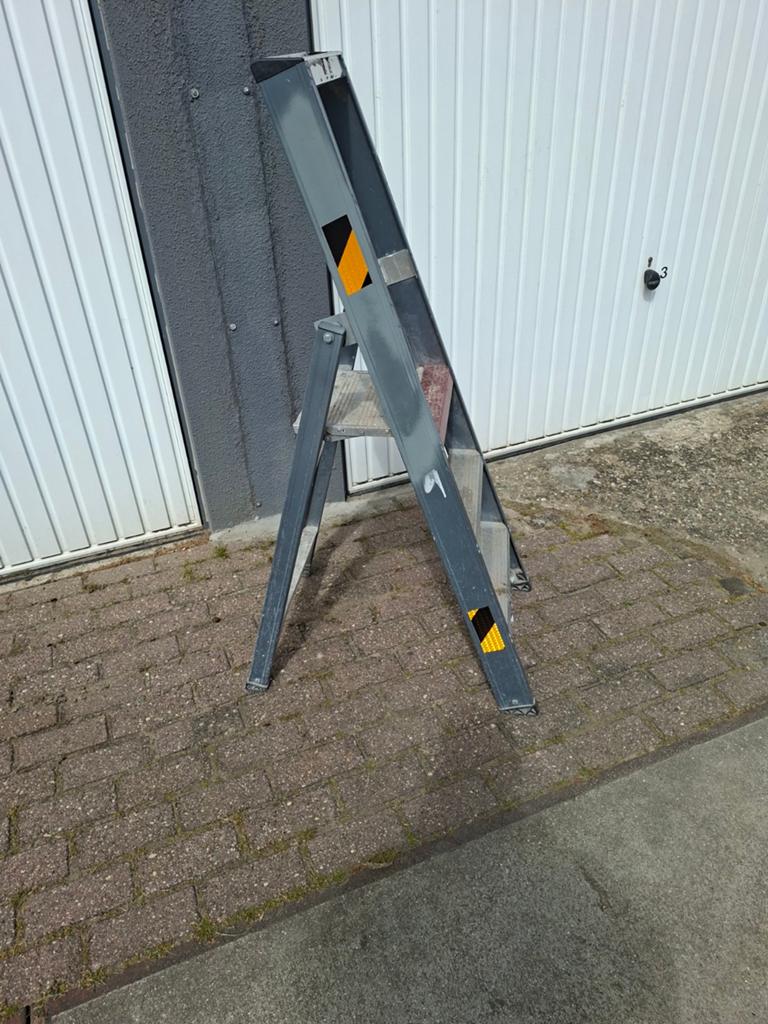 Altrex Falco FDO 1x3 Aluminium trap met coat, 2 treden, Doe-het-zelf en Verbouw, Ladders en Trappen, Gebruikt, Trap, Altrex, Ophalen of Verzenden