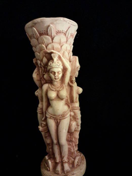 egyptiche sculptuur vaas 3 vrouwen met hond adelaar cobra, Ophalen of Verzenden, Zo goed als nieuw, Overige kleuren