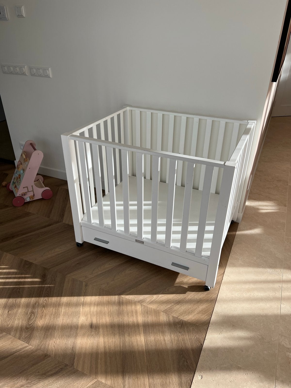 Witte babybox met lade en wieltjes, Ophalen, Gebruikt, Vierkant, In hoogte verstelbaar