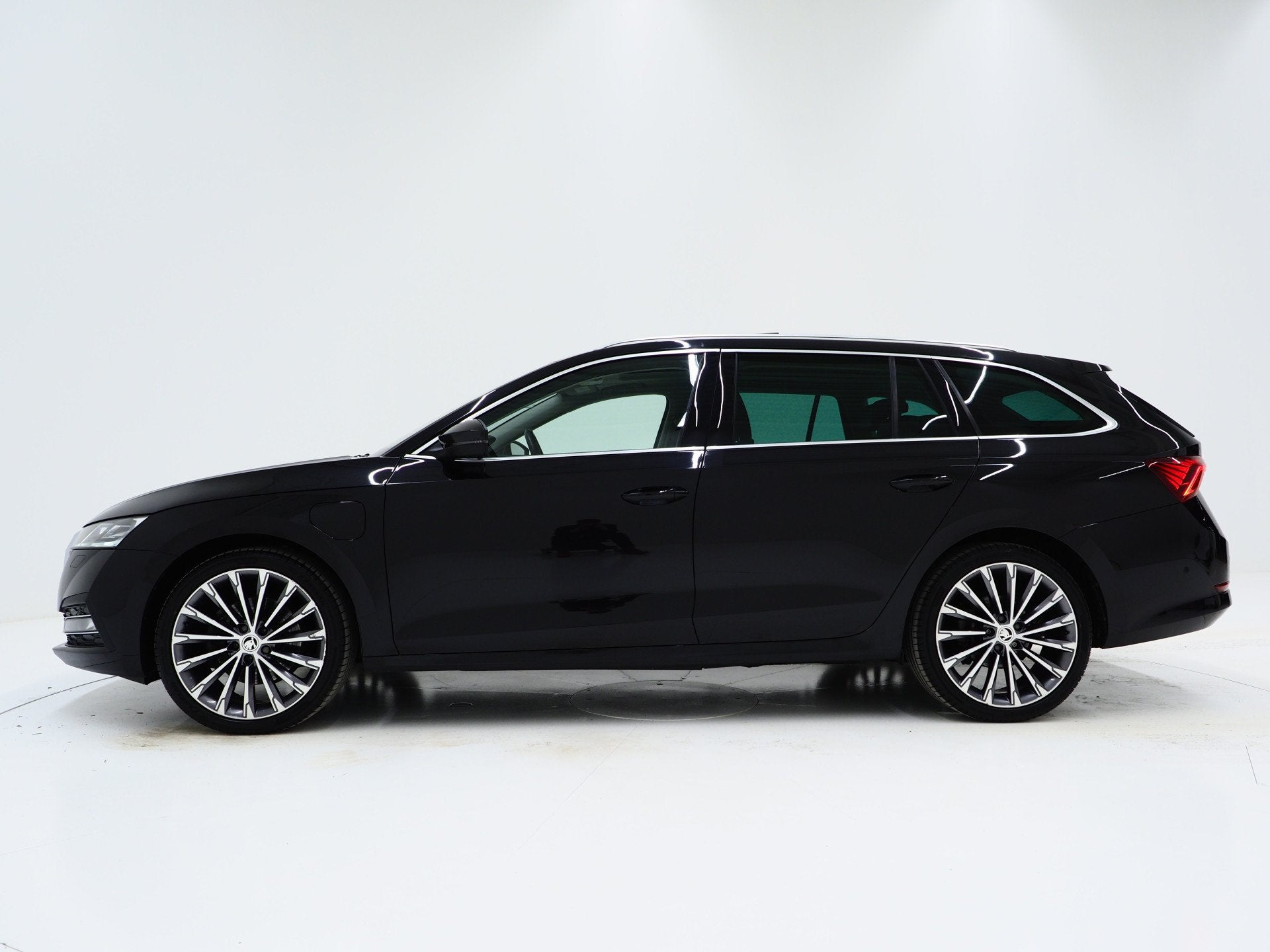 Skoda Octavia Combi 1.4 TSI iV PHEV Style | Panoramadak | Le, Gebruikt, Zwart, Zwart, 91 km/l