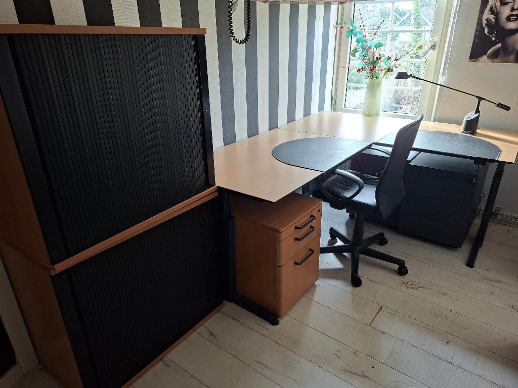 Hoekbureau, ladeblok en 2 roldeur archiefkasten, Ophalen, Gebruikt