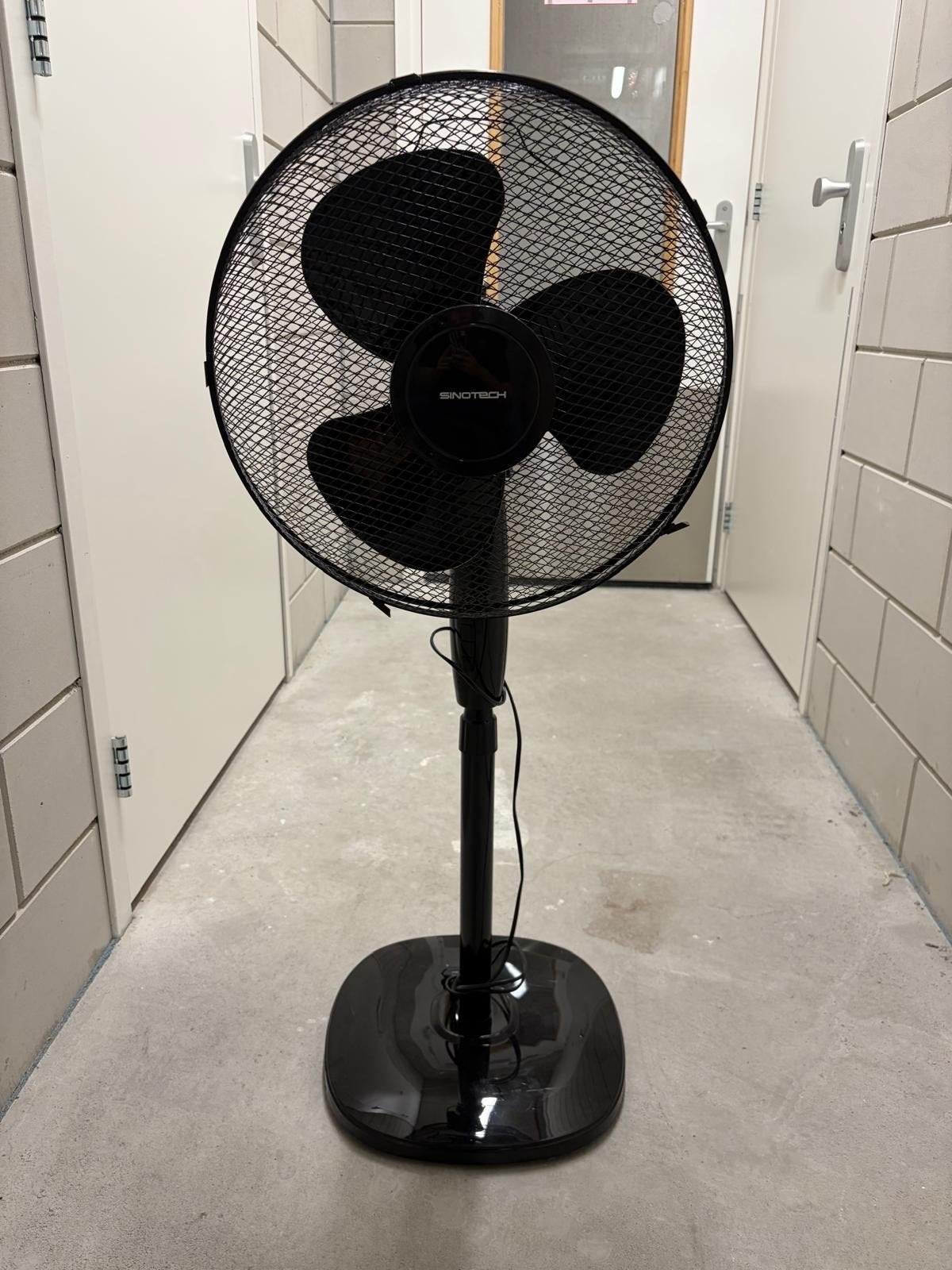 Sino Tech Statiefventilator - Zwart, 3 snelheden, Witgoed en Apparatuur, Ophalen, Zo goed als nieuw, Statiefventilator
