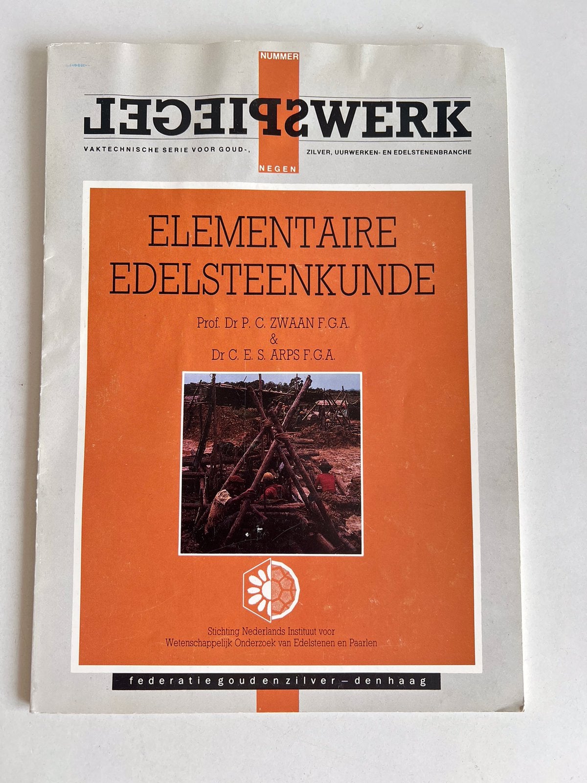 Spiegelwerk Elementaire Edelsteenkunde, Ophalen of Verzenden, Niet van toepassing, Dr. P.C. Zwaan