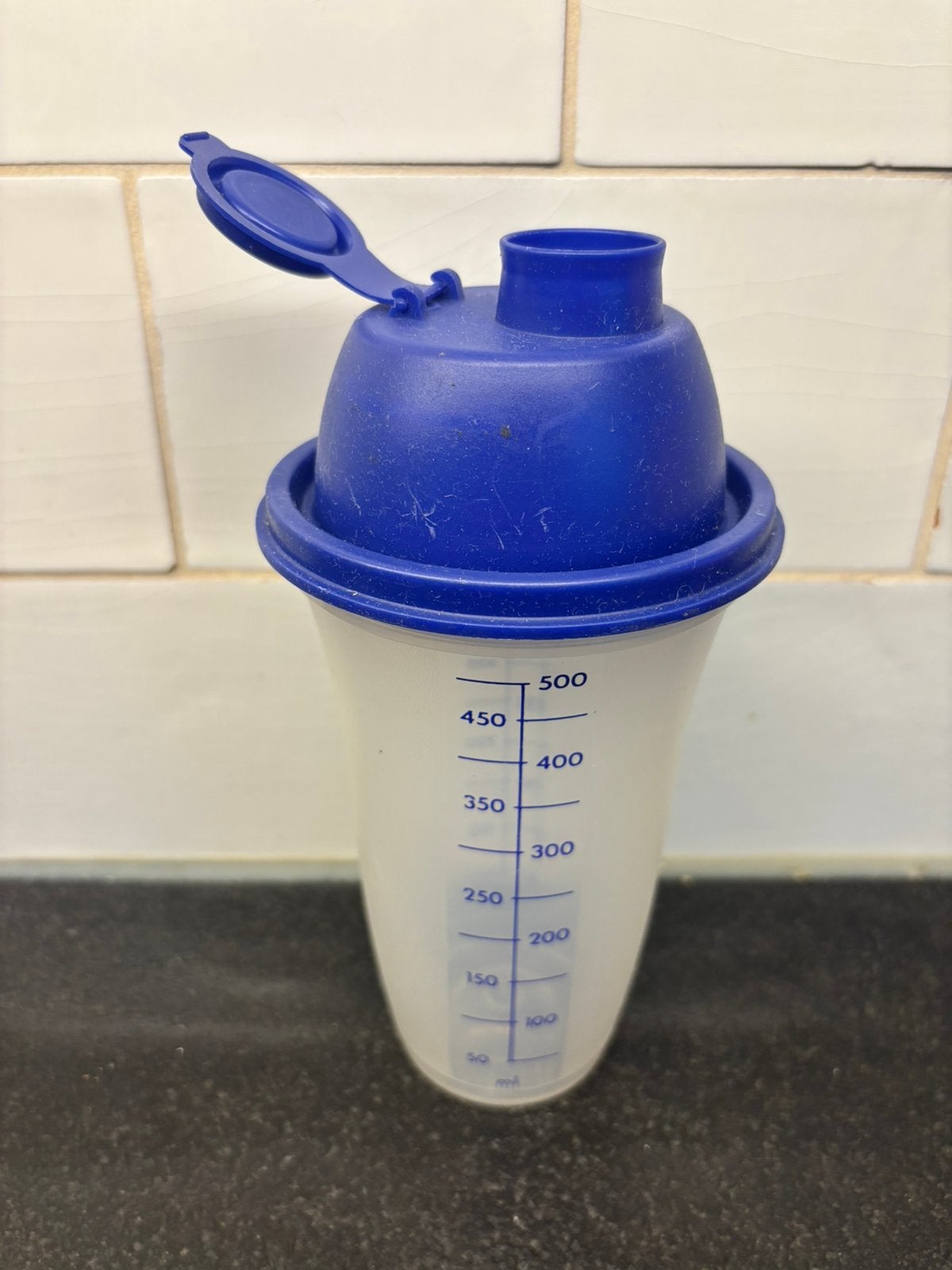 Tupperware quickshaker shaker maatbeker 500 ml schudbeker, Ophalen of Verzenden, Gebruikt, Blauw, Beker of Kan