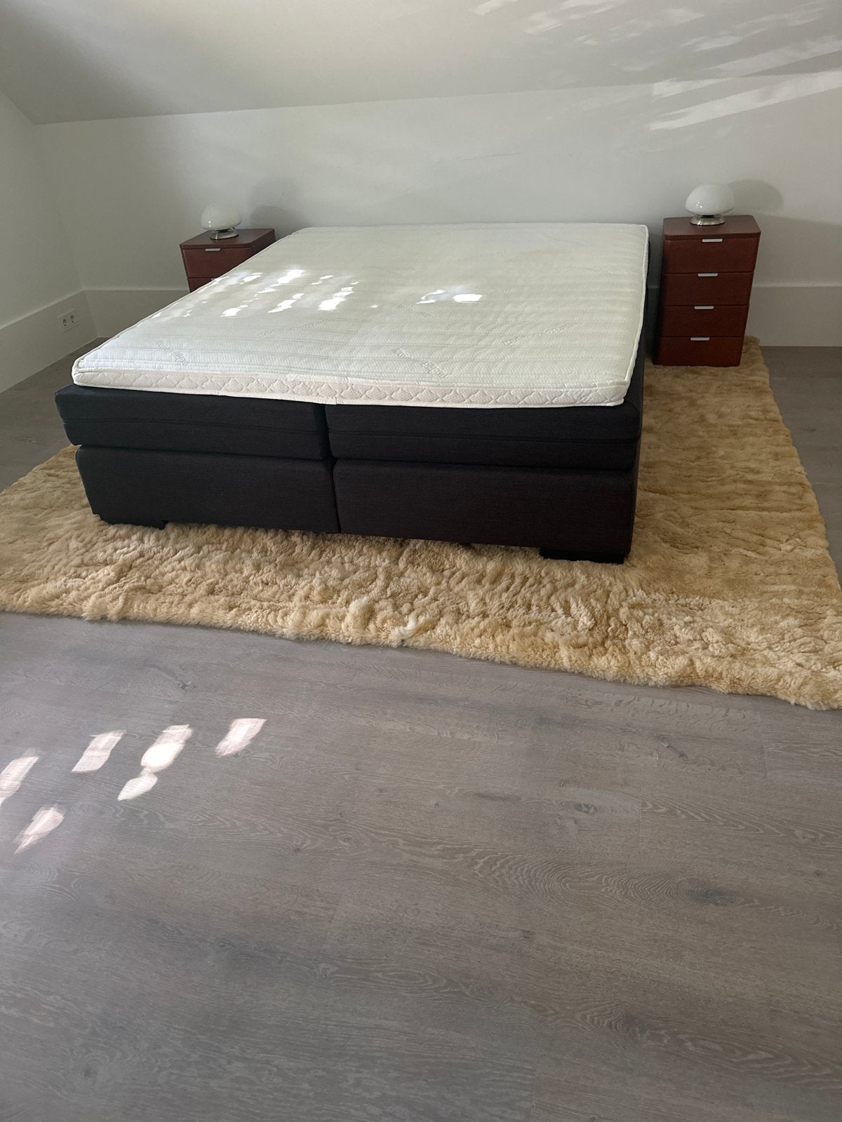 Complete slaapkamerset: bed, nachtkastjes en kleed, Ophalen, Zo goed als nieuw, Tweepersoons