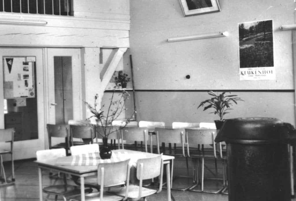 44102	Roden	1960 Jeugdherberg	De Zwerfster	 Zegel verwijderd, Verzamelen, Ophalen of Verzenden, 1960 tot 1980, Gelopen, Drenthe