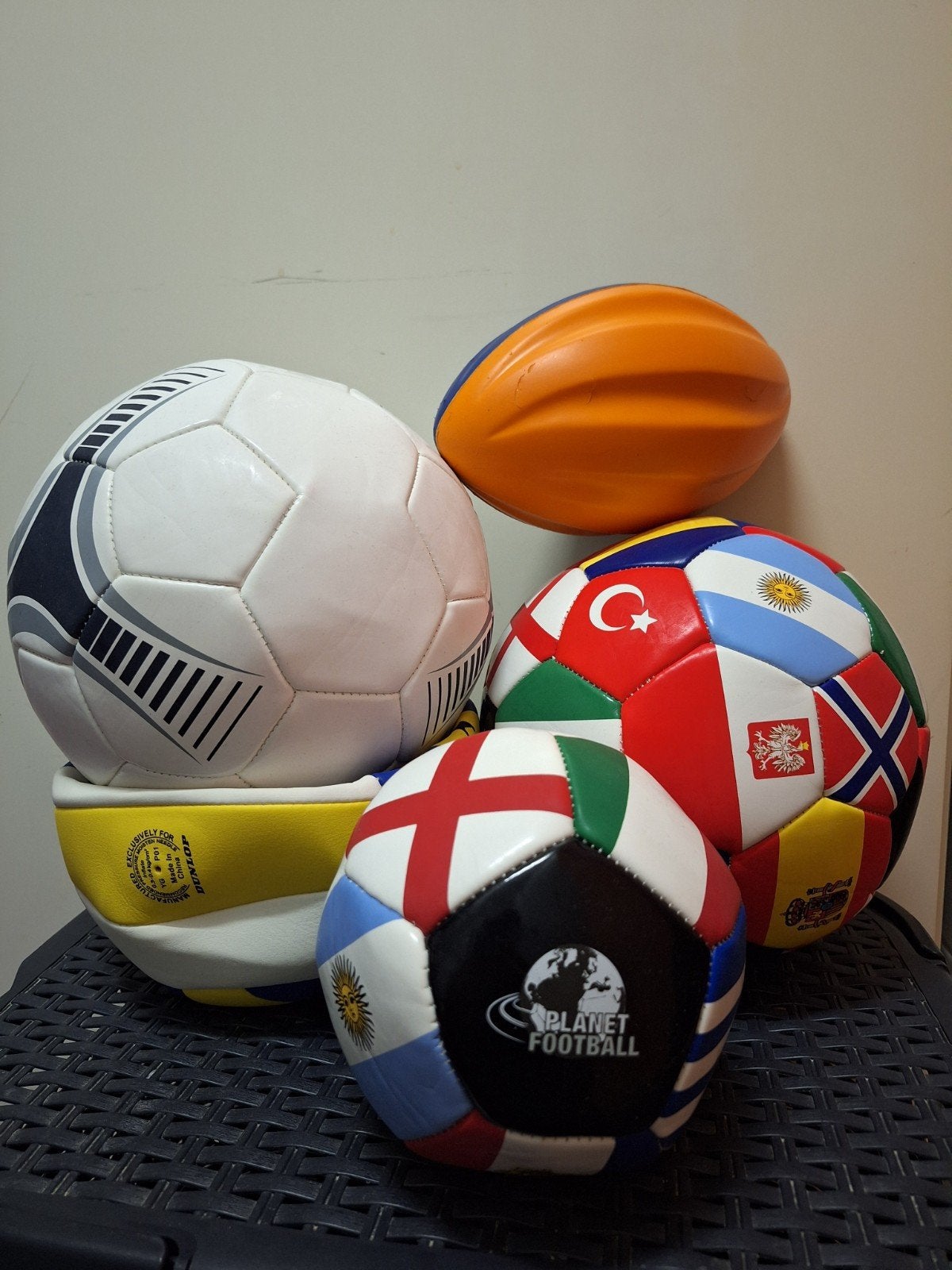 Diverse voetbalcollectie: 4 ballen, inclusief rugbybal, Maat XL, Ophalen of Verzenden, Zo goed als nieuw, Bal