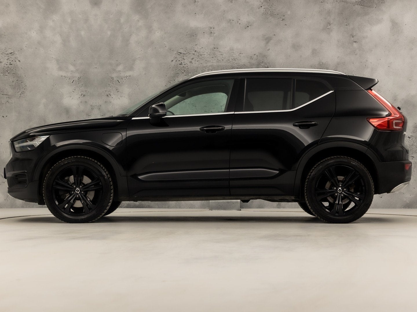 Volvo XC40 1.5 T4 Recharge Inscription Black Sport 211Pk Aut, Auto's, Volvo, 12 maanden, Zwart, Bedrijf, Hybride Elektrisch/Benzine