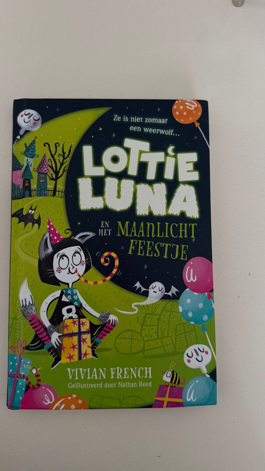 Lottie Luna en het Maanlicht Feestje - Vivian French, Ophalen of Verzenden, Zo goed als nieuw, Fictie algemeen