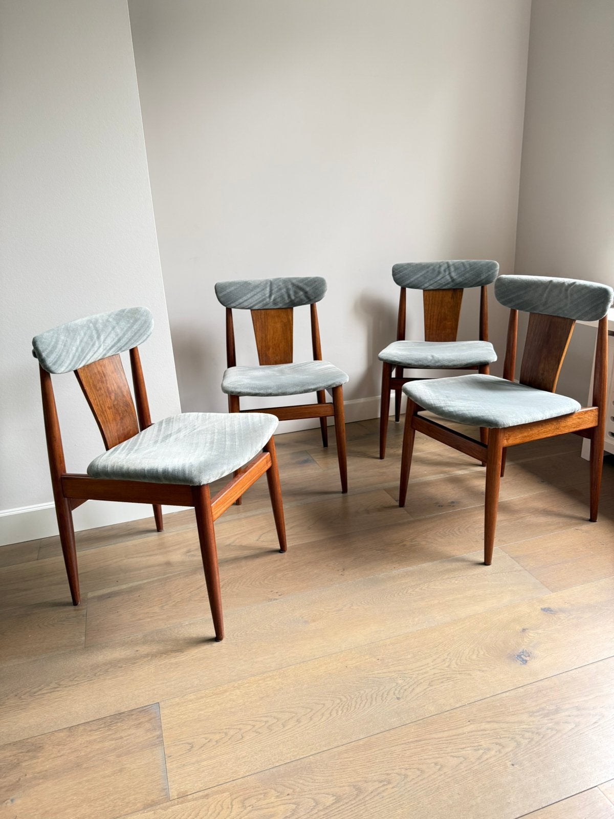 Vintage eetkamerstoelen - set van vier, Huis en Inrichting, Stoelen, Zo goed als nieuw, Vier, Hout, Stof, Ophalen