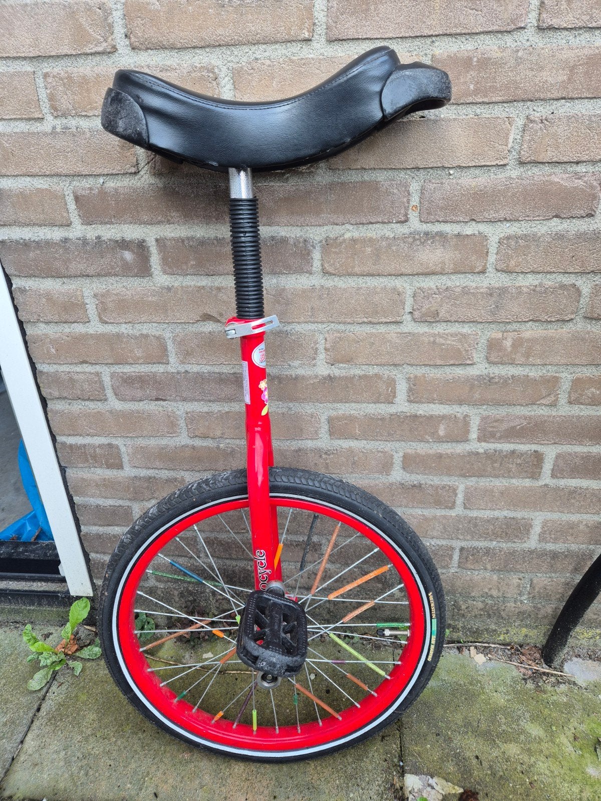 Rode eenwieler met gekleurde spaken, Ophalen, Gebruikt