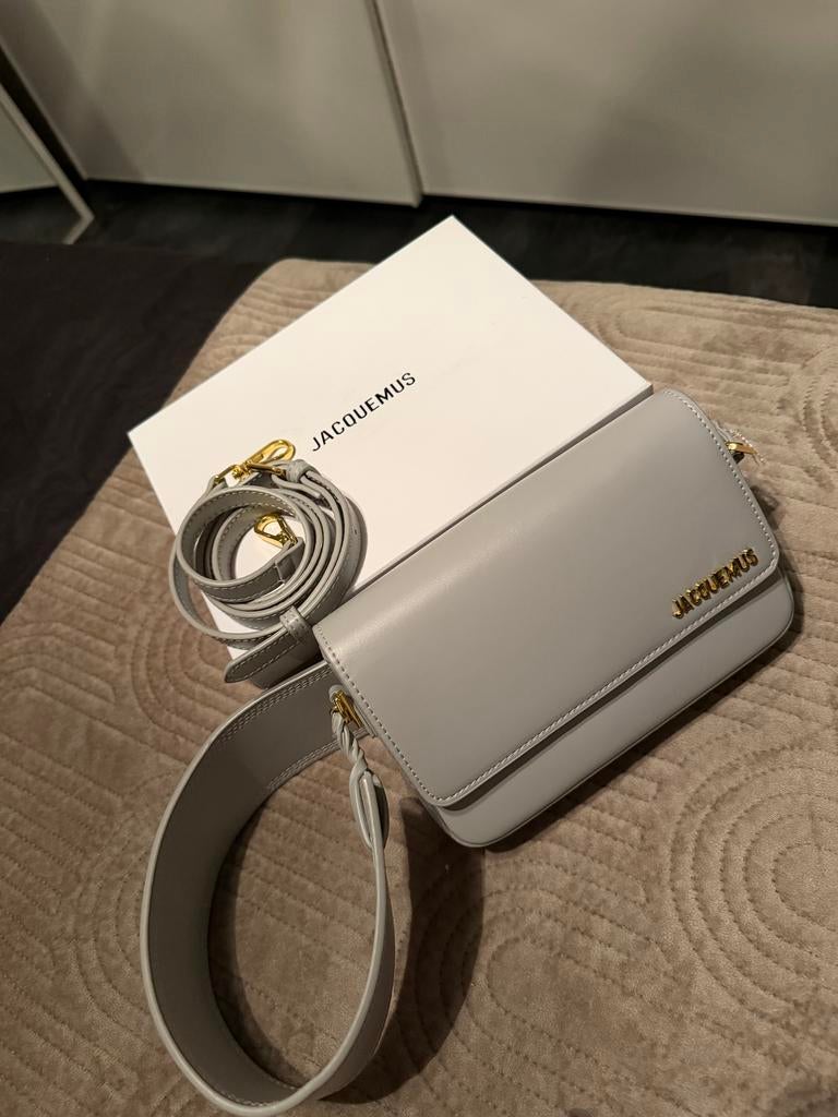 Jacquemus tasje lichtgrijs, Ophalen of Verzenden, Zo goed als nieuw, Grijs, Schoudertasje